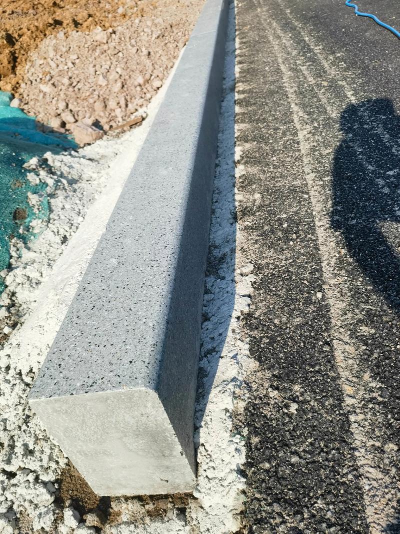 城市道路的守护者——路沿石